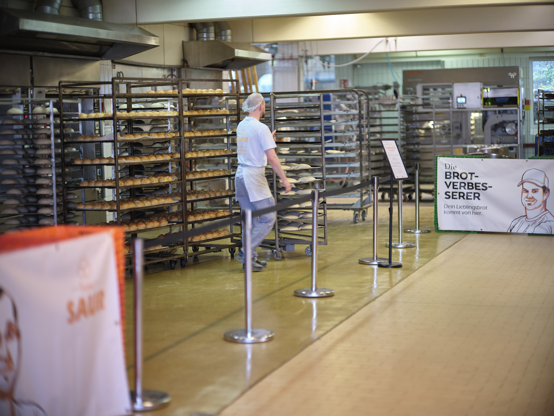 Bäcker bei der Arbeit in der Backstube Saur