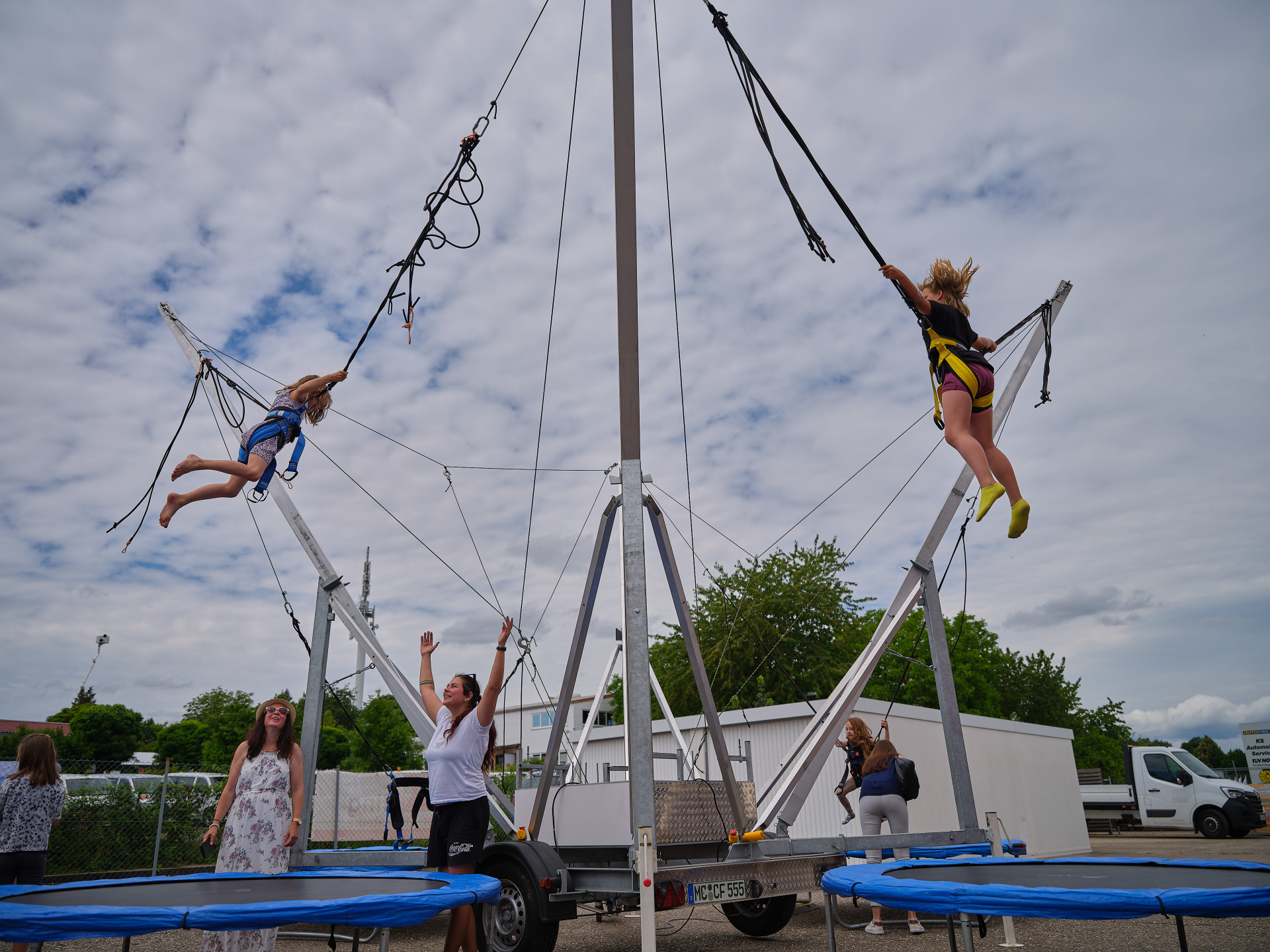 Kinder auf dem 4er Bungee Trampolin
