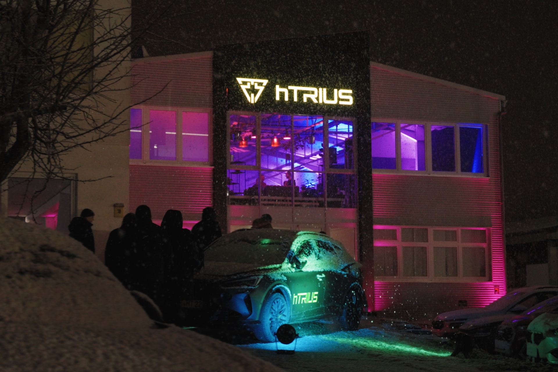 hTRIUS Gebäude bei Nacht mit farbiger Beleuchtung – Sommerabend-Party