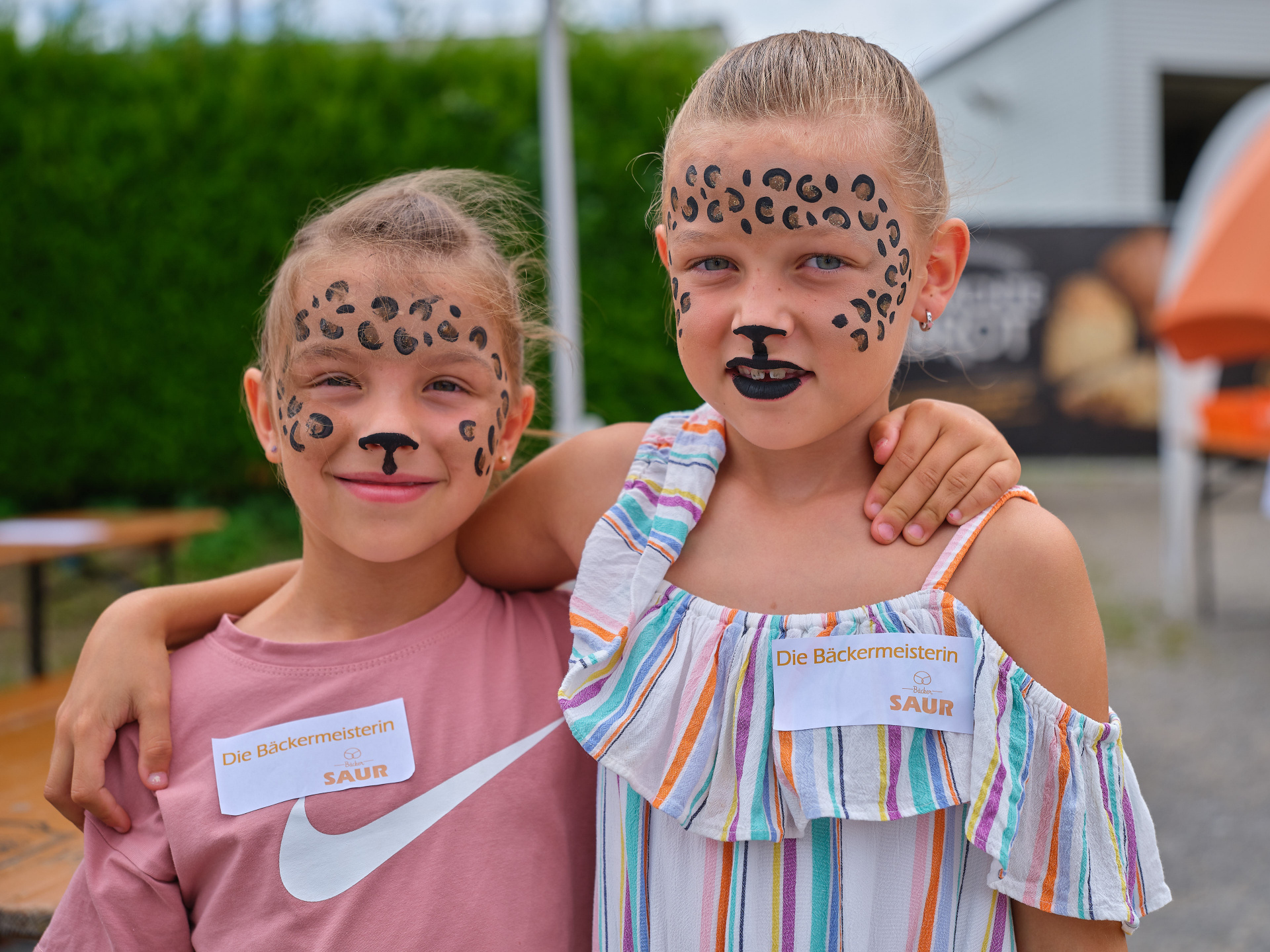 Zwei Mädchen mit Leoparden-Kinderschminken